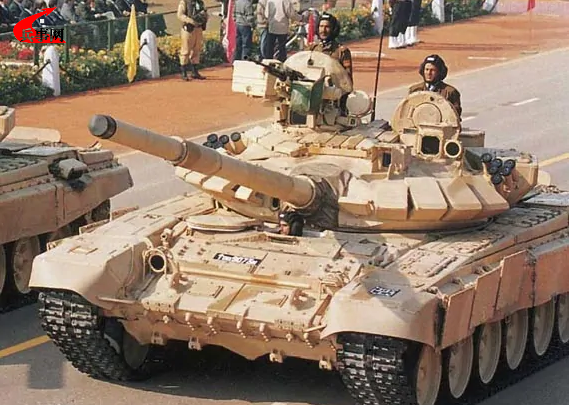 参加阅兵的印度陆军T-90S主战坦克.png