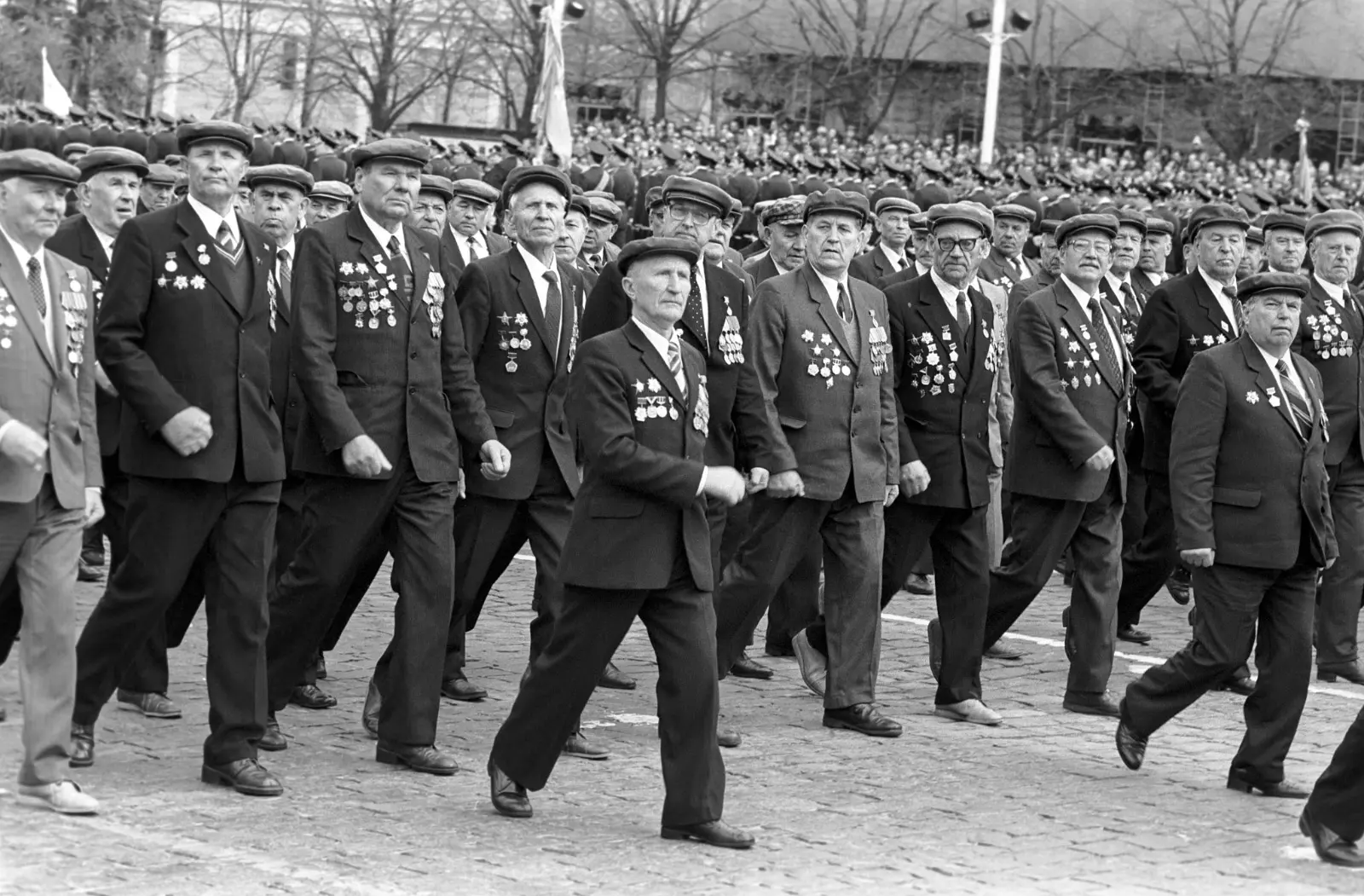 美情报人员通过苏联的阅兵仪式，得到宝贵情报，却反被误导